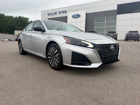 Used 2024 Nissan Altima 2.5 SV FWD image 3