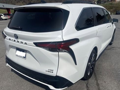 Used 2022 Toyota Sienna XSE image 11