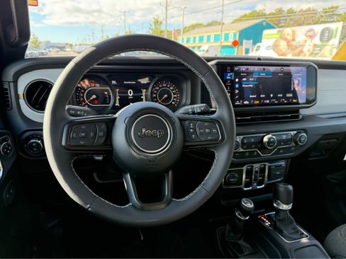 Used 2025 Jeep Gladiator Sport image 16