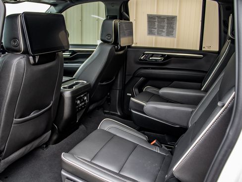 Used 2025 Chevrolet Suburban Premier AWD/4WD image 29