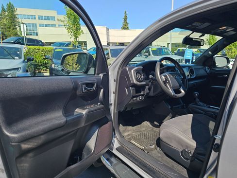 Used 2017 Toyota Tacoma TRD Off-Road w/ Premium & Technology Package AWD/4WD image 22