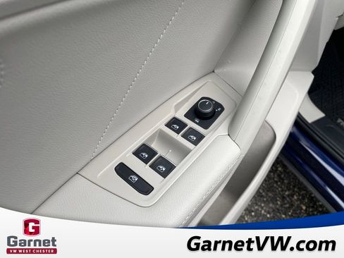 Used 2023 Volkswagen Tiguan SE w/ Panoramic Sunroof Package image 12