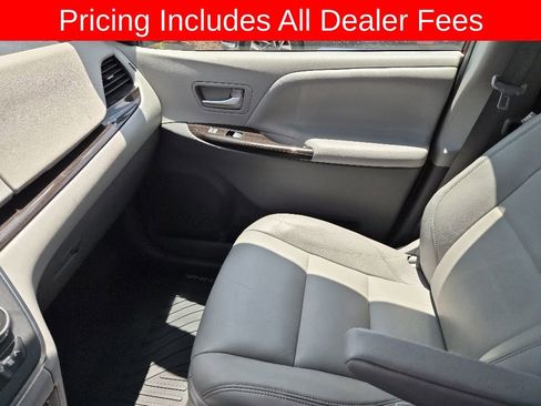 Used 2019 Toyota Sienna XLE w/ XLE Navigation Package FWD image 12