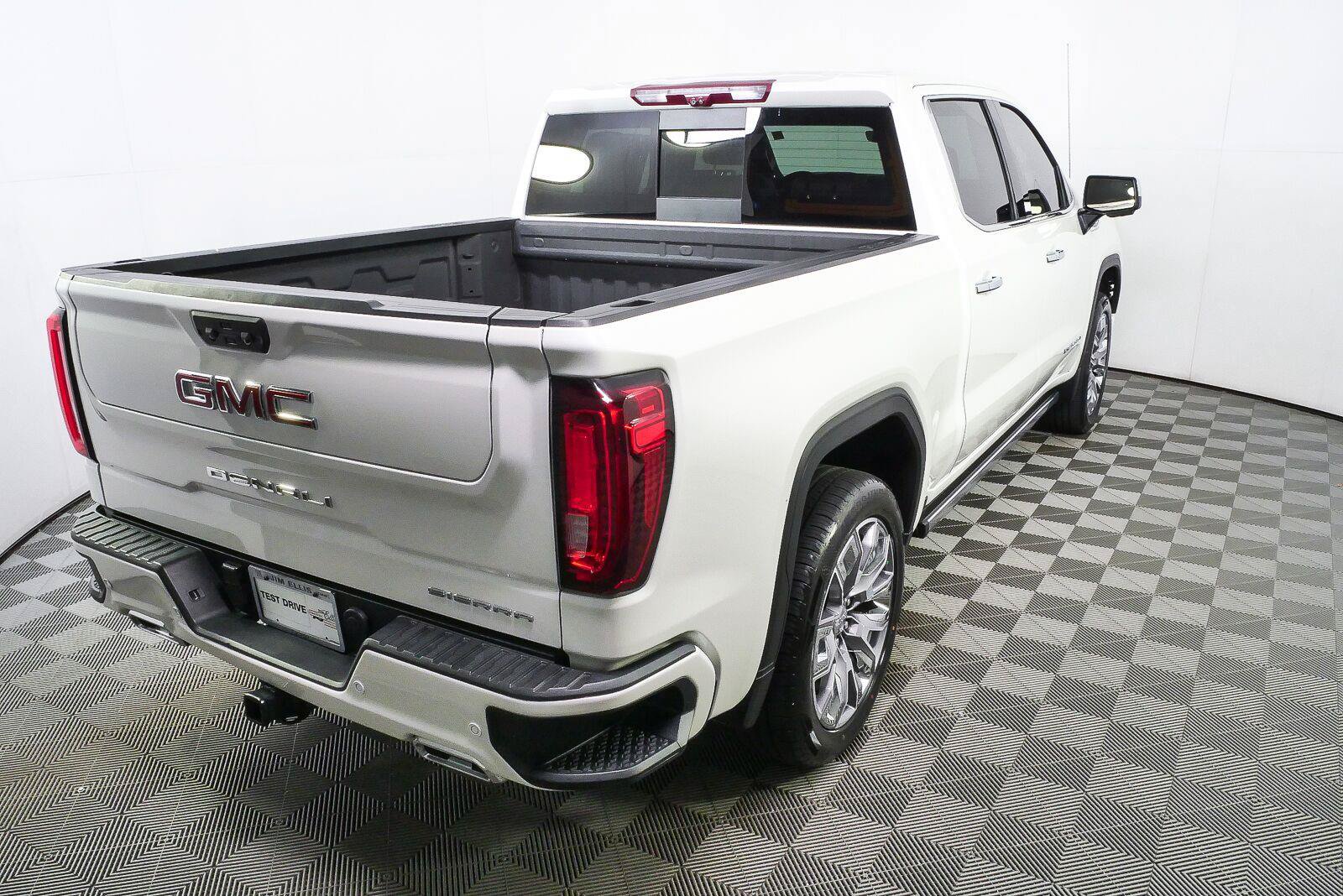 Used 2023 GMC Sierra 1500 Denali w/ Denali Reserve Package AWD/4WD image 3