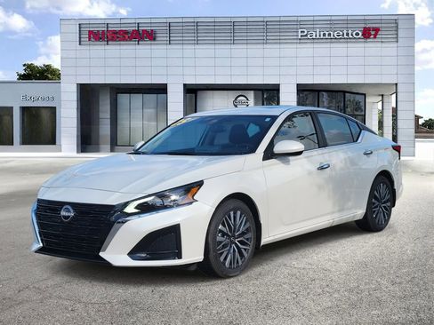 Used 2025 Nissan Altima 2.5 SV w/ SV Premium Package image 3