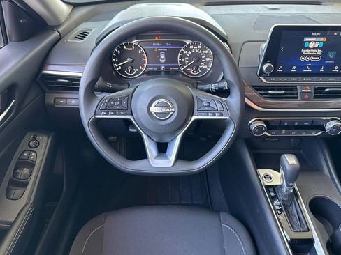 Used 2025 Nissan Altima 2.5 SV FWD image 27