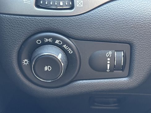 Used 2019 Jeep Cherokee Latitude w/ Cold Weather Group AWD/4WD image 30