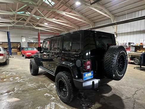 Used 2015 Jeep Wrangler Unlimited Sahara image 4