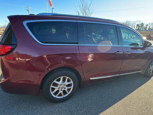 Used 2020 Chrysler Pacifica Touring-L image 8
