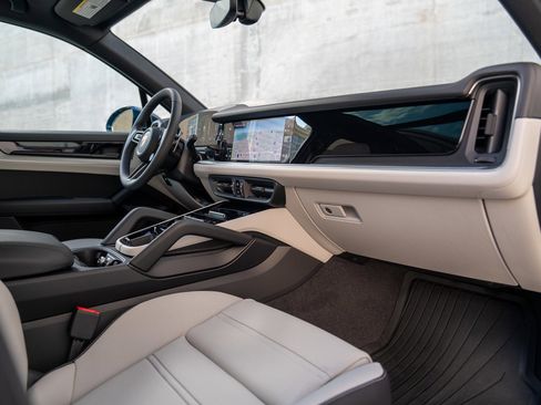 Certified 2026 Porsche Cayenne AWD/4WD image 24