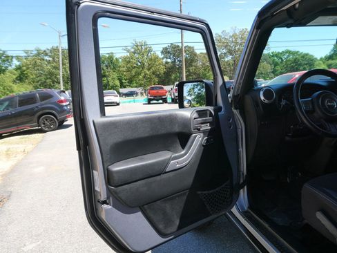Used 2013 Jeep Wrangler Unlimited Rubicon w/ Connectivity Group AWD/4WD image 11