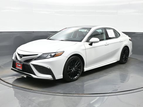 Used 2021 Toyota Camry XSE w/ Navigation Package FWD image 2