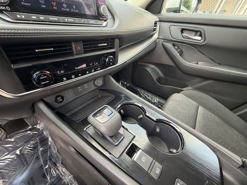 Used 2024 Nissan Rogue SV FWD image 22