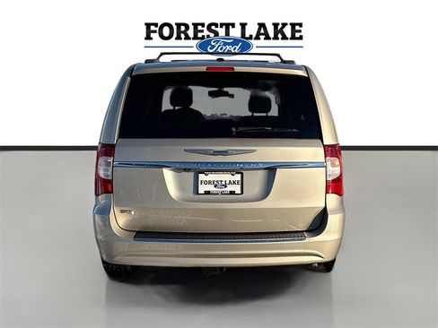 Used 2014 Chrysler Town & Country Touring image 6