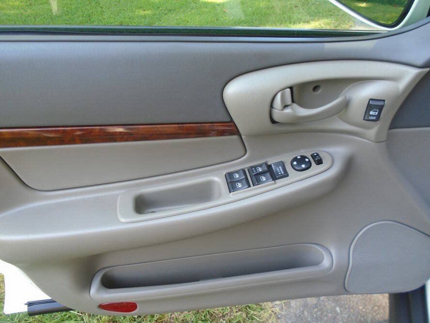 Used 2001 Chevrolet Impala w/ Preferred Equipment Group FWD image 17