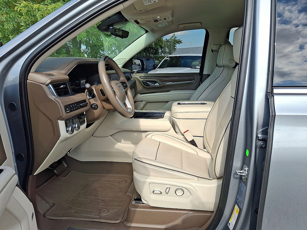 Used 2024 GMC Yukon Denali w/ Advanced Technology Package AWD/4WD image 17