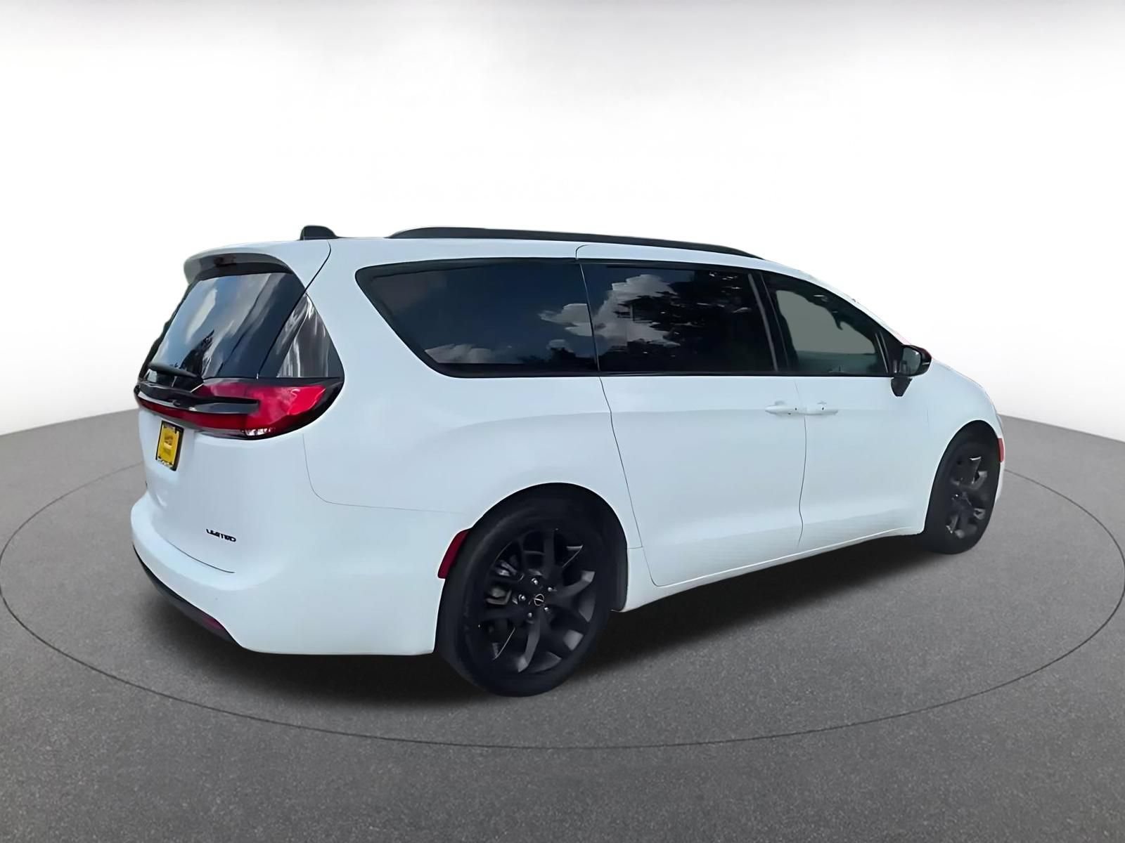 Used 2025 Chrysler Pacifica Limited FWD image 13