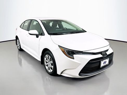 Used 2026 Toyota Corolla LE image 3