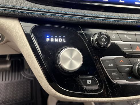 Used 2021 Chrysler Pacifica Touring-L FWD image 63