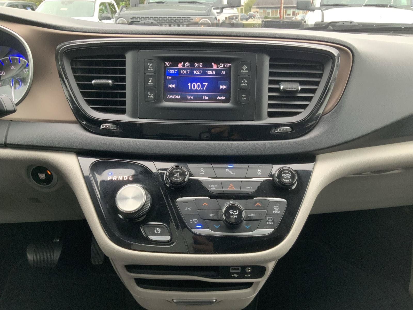 Used 2017 Chrysler Pacifica Touring-L FWD image 26