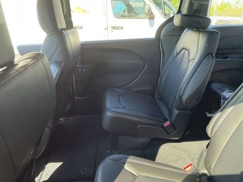 New 2026 Chrysler Pacifica Select image 26