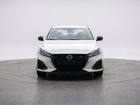Used 2025 Nissan Altima 2.5 SV FWD image 2