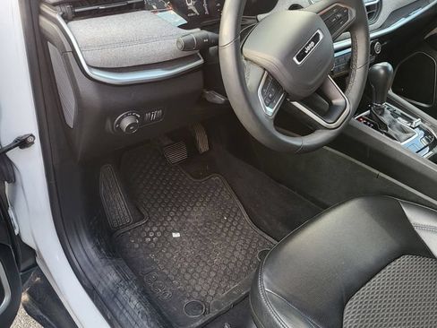 Used 2025 Jeep Compass Latitude w/ Sun & Sound Group AWD/4WD image 3