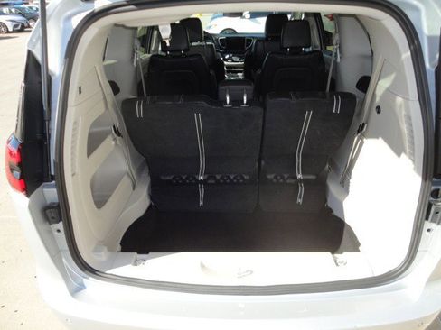 Used 2024 Chrysler Pacifica Touring-L image 12