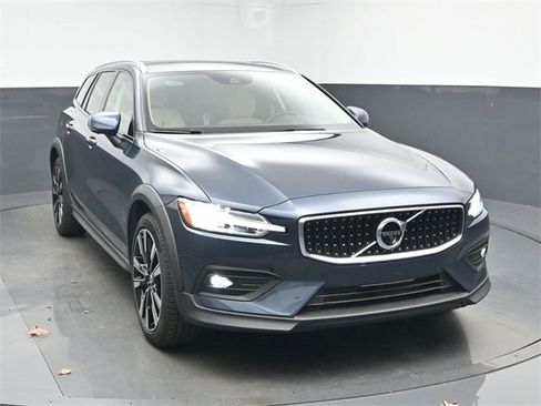 Used 2022 Volvo V60 T5 Cross Country w/ Advanced Package image 2