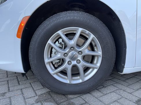 Used 2024 Chrysler Pacifica Touring-L image 11