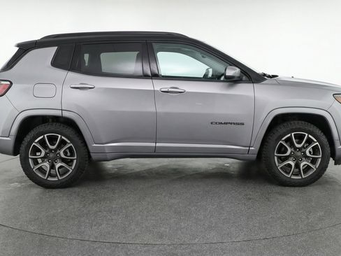 Used 2025 Jeep Compass Trailhawk AWD/4WD image 11