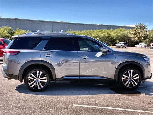 Used 2025 Nissan Pathfinder Platinum w/ Black Appearance Package image 7