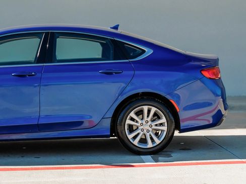 Used 2017 Chrysler 200 Limited Platinum image 10