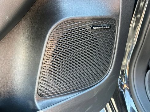 Used 2022 Chrysler Pacifica Limited w/ S Appearance Package FWD image 17