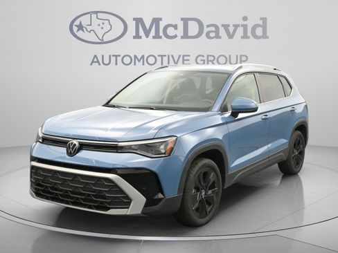 Used 2025 Volkswagen Taos SE w/ Black Wheel Package FWD image 4