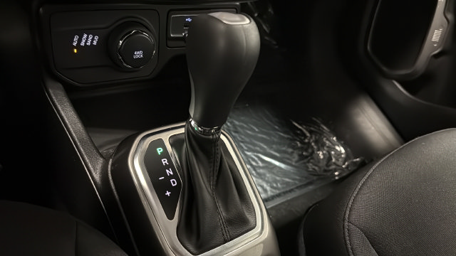 Used 2022 Jeep Renegade Latitude AWD/4WD image 18