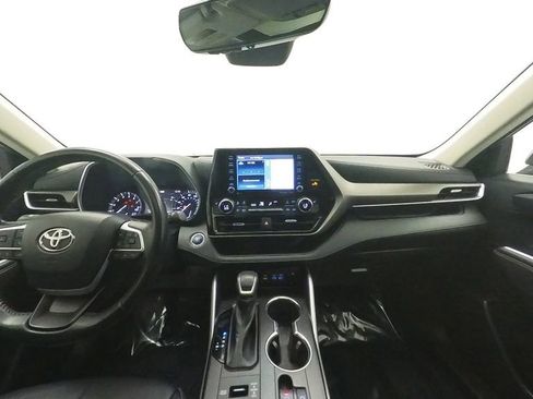 Used 2022 Toyota Highlander XLE AWD/4WD image 30