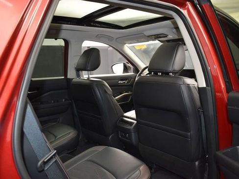 Used 2024 Nissan Pathfinder Platinum FWD image 12