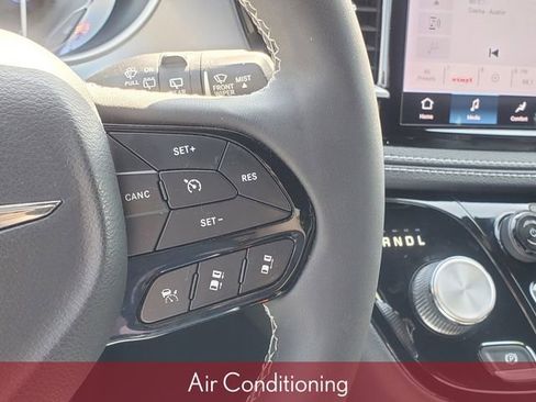 Used 2023 Chrysler Pacifica Touring-L w/ S Appearance Package AWD/4WD image 19