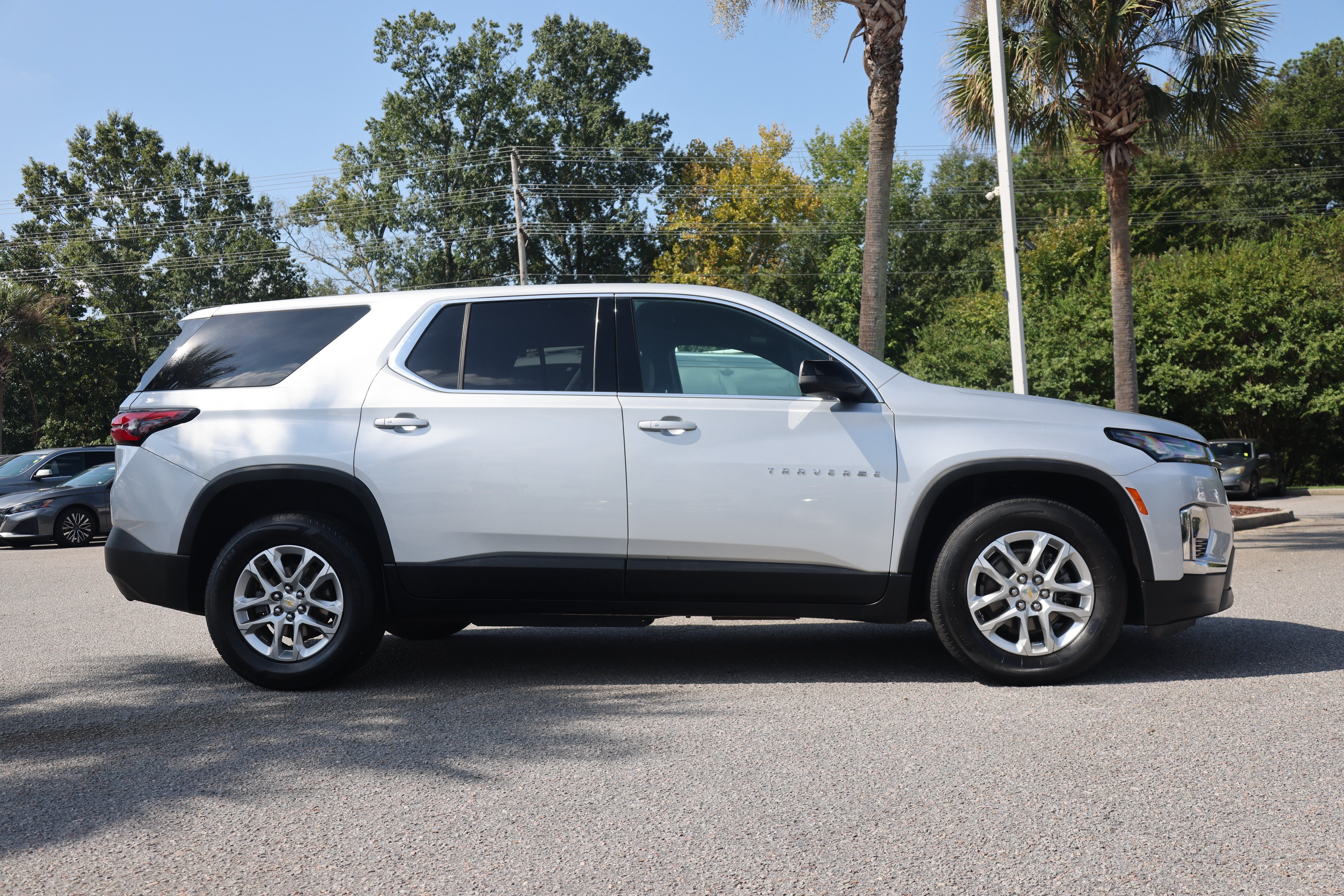Used 2022 Chevrolet Traverse LS FWD image 8
