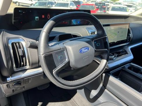 Used 2025 Ford Expedition Platinum AWD/4WD image 14