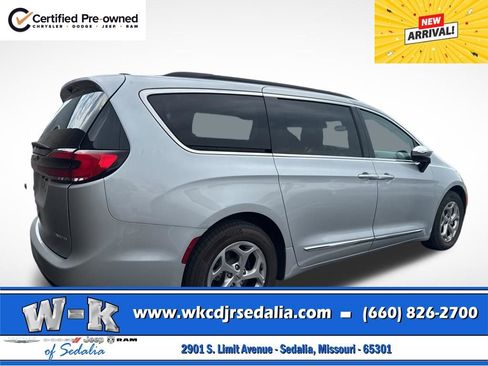 Used 2023 Chrysler Pacifica Limited image 6