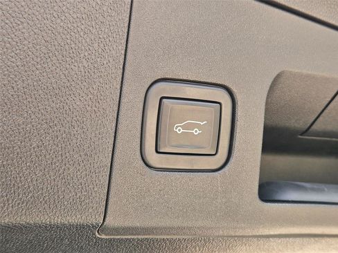 Used 2023 Cadillac XT4 Luxury w/ Cold Weather Package FWD image 30