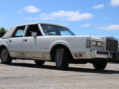 Used 1988 Lincoln Town Car Signature RWD image 21