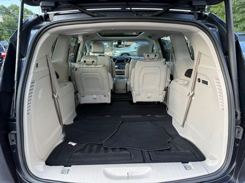 Used 2020 Chrysler Pacifica Limited FWD image 9
