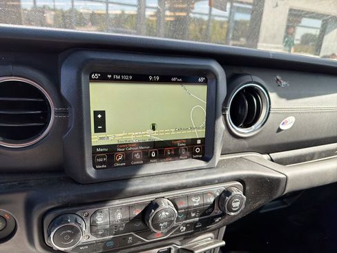 Used 2023 Jeep Wrangler Unlimited Sahara w/ Cold Weather Group AWD/4WD image 17