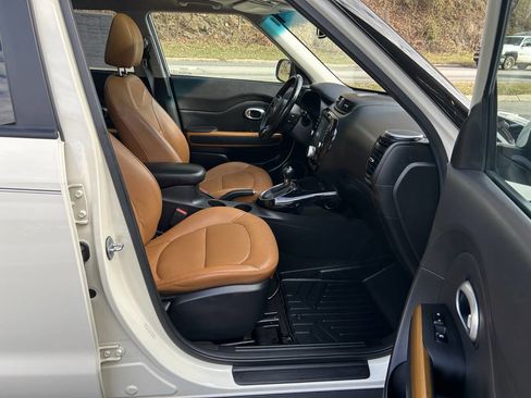Used 2016 Kia Soul ! w/ Premium Package image 19