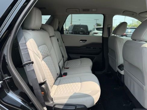 Used 2022 Nissan Pathfinder SV image 17