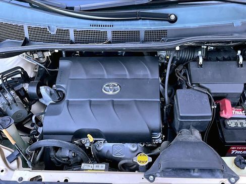Used 2013 Toyota Sienna XLE FWD image 32