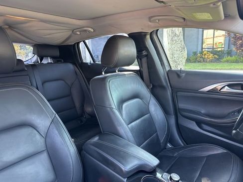 Used 2018 INFINITI QX30 Premium w/ Navigation Package image 12